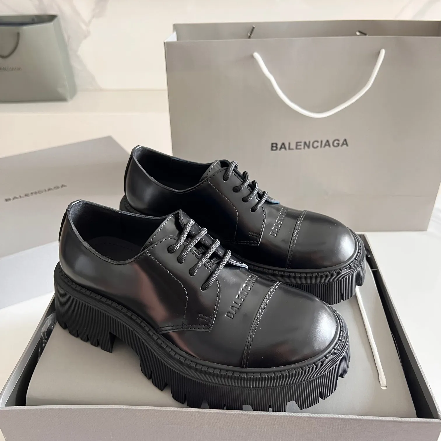 👟👟Ex-factory price 540👟👟 BALENCIAGA# Balenciaga's new big-toe derby shoes TRACTOR big-toe derby shoes loafers👞 Original medium-gloss open-edge beaded cowhide. Restrained and stylish. Matched with the brand logo on the shoe cover. The rhythm of closing your eyes. The lining and feet are made of black silk cowhide. The texture is soft and delicate. The gear-shaped rubber outsole is 5cm higher. Size: 35-40 (customization of 40 pieces is not returnable)
